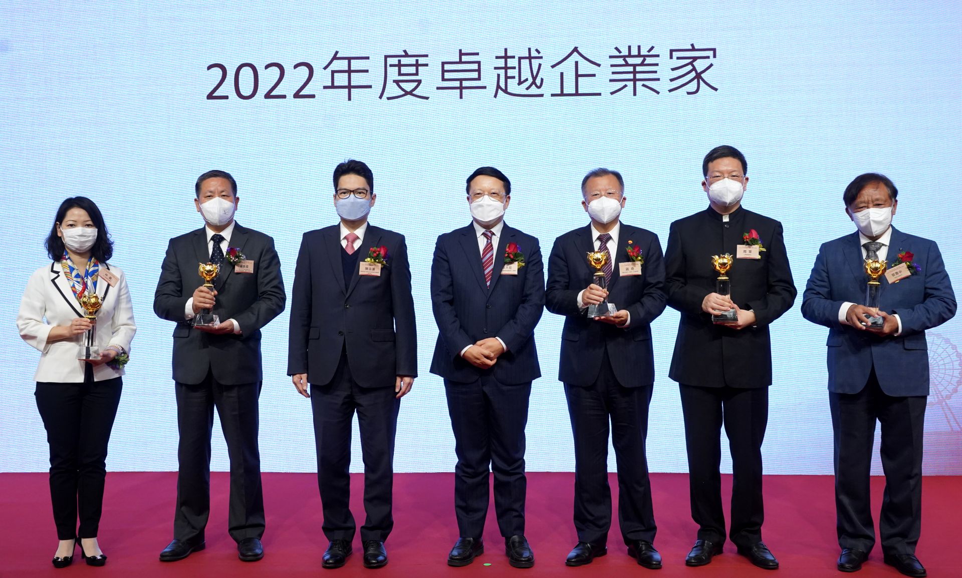 2022第十二屆香港國際金融論壇暨中國證券「金紫荊獎」頒獎典禮2022年12月20日在香港舉行。圖為卓越企業家獎項得獎者接受頒獎（大公報記者 林良堅 攝）。