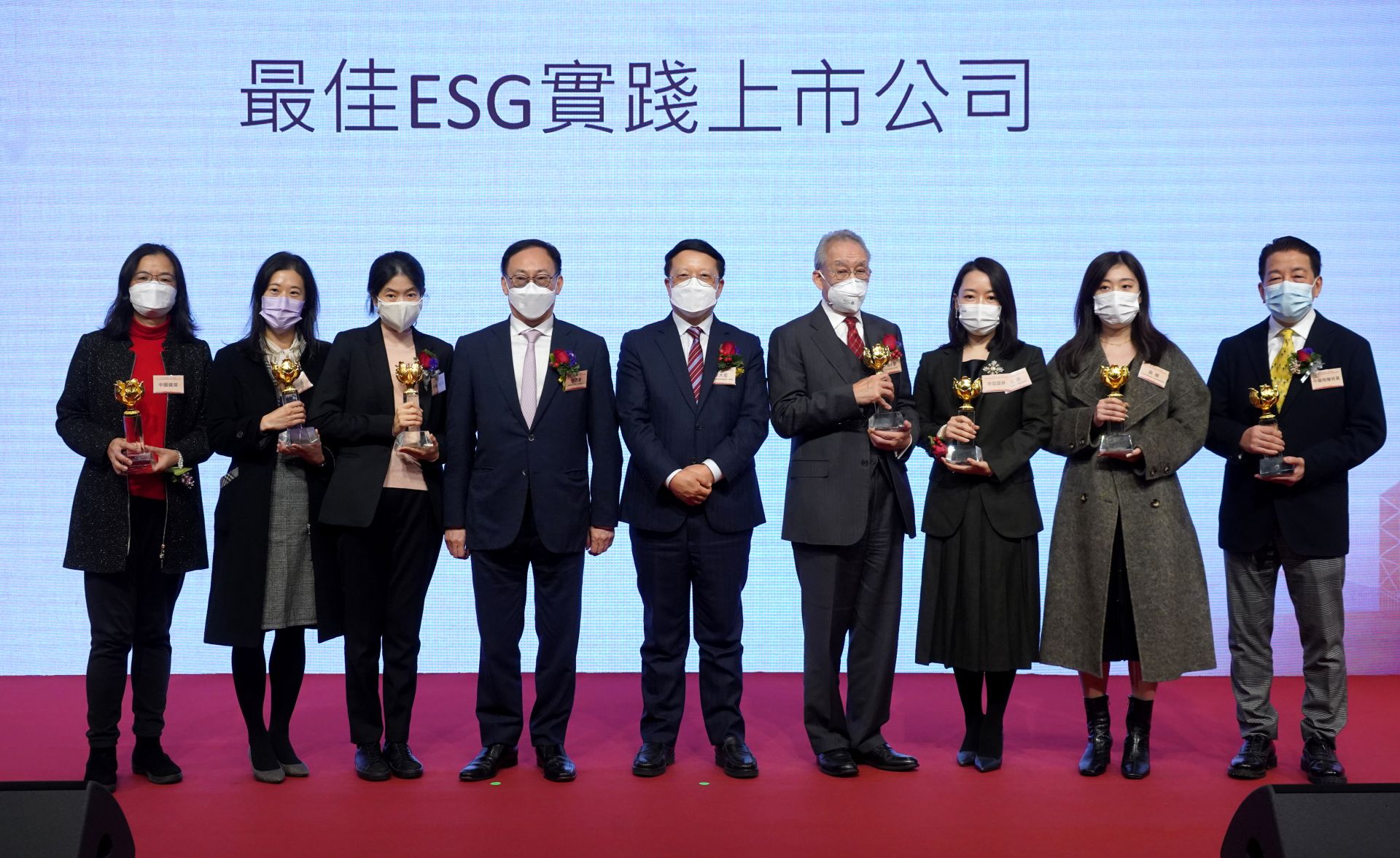 2022年度最佳ESG實踐上市公司獎項獲獎者接受頒獎（大公報記者 蔡文豪 攝）。