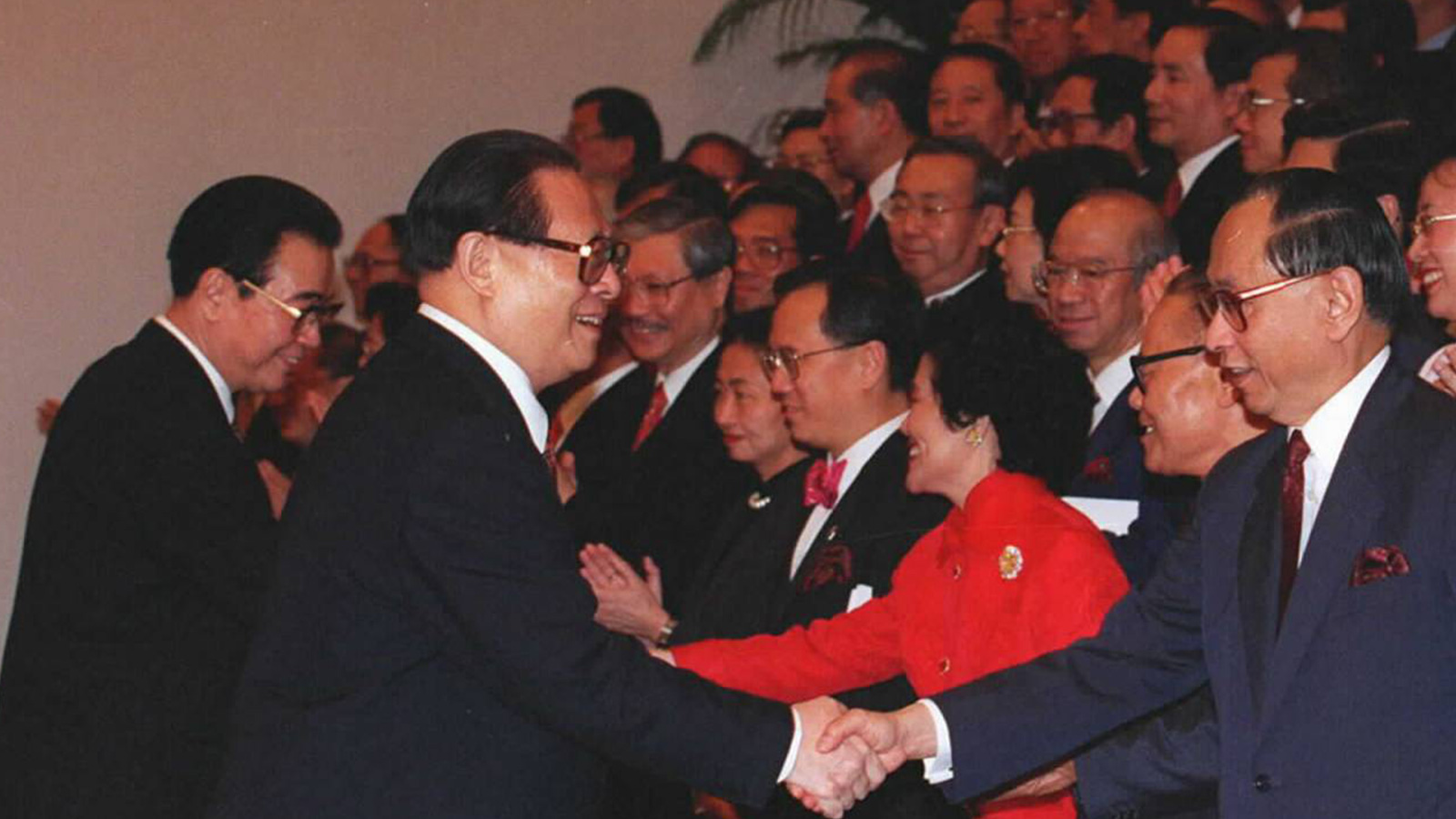 1997年7月1日凌晨，江澤民、李鵬等國家領導人接見香港特區政府官員。（新華社）