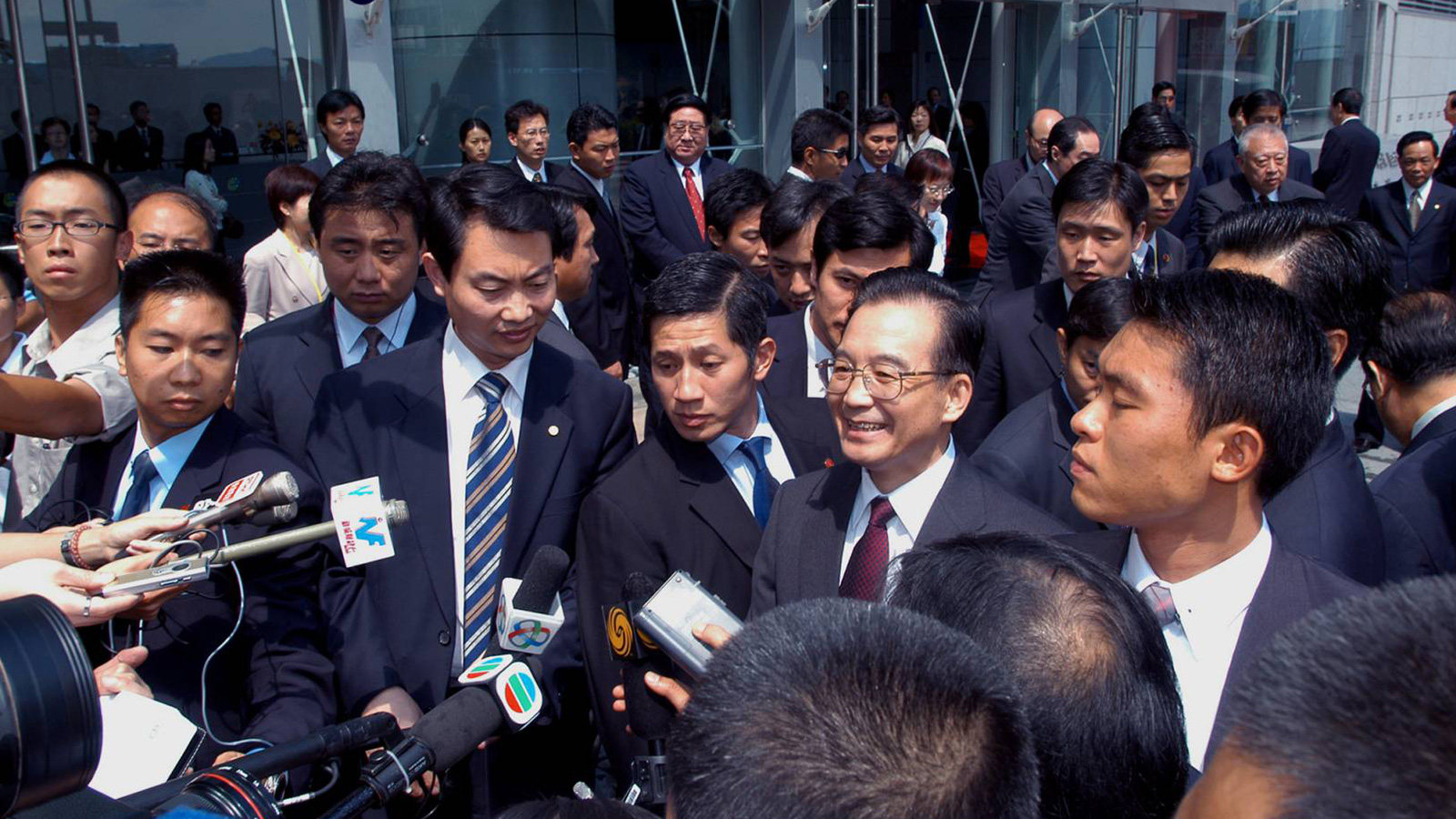 2003年7月2日，時任國務院總理溫家寶到訪香港。他請現場的記者轉告他向全體香港市民的親切問候。（香港文匯報）