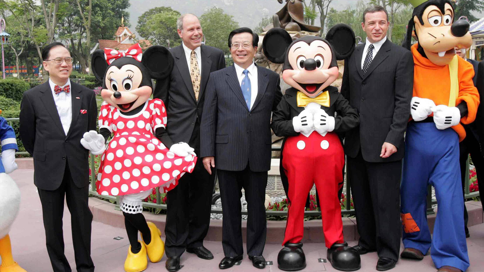 2005年9月12日，時任國家副主席曾慶紅與時任行政長官曾蔭權等在香港迪斯尼樂園與米奇老鼠等卡通人物合照。（新華社）