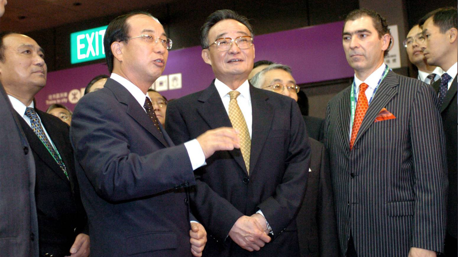 2006年12月3日，時任全國人大常委會委員長吳邦國參觀在香港舉辦的2006年世界電信展，並親切會見了部分參展商。（中新社）