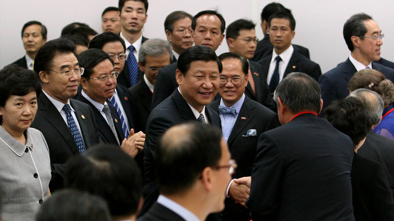 2008年7月6日，時任國家副主席習近平訪港考察北京奧運會馬術比賽場地。圖為習近平與奧馬籌備工作人員握手。（香港文匯報資料圖片）
