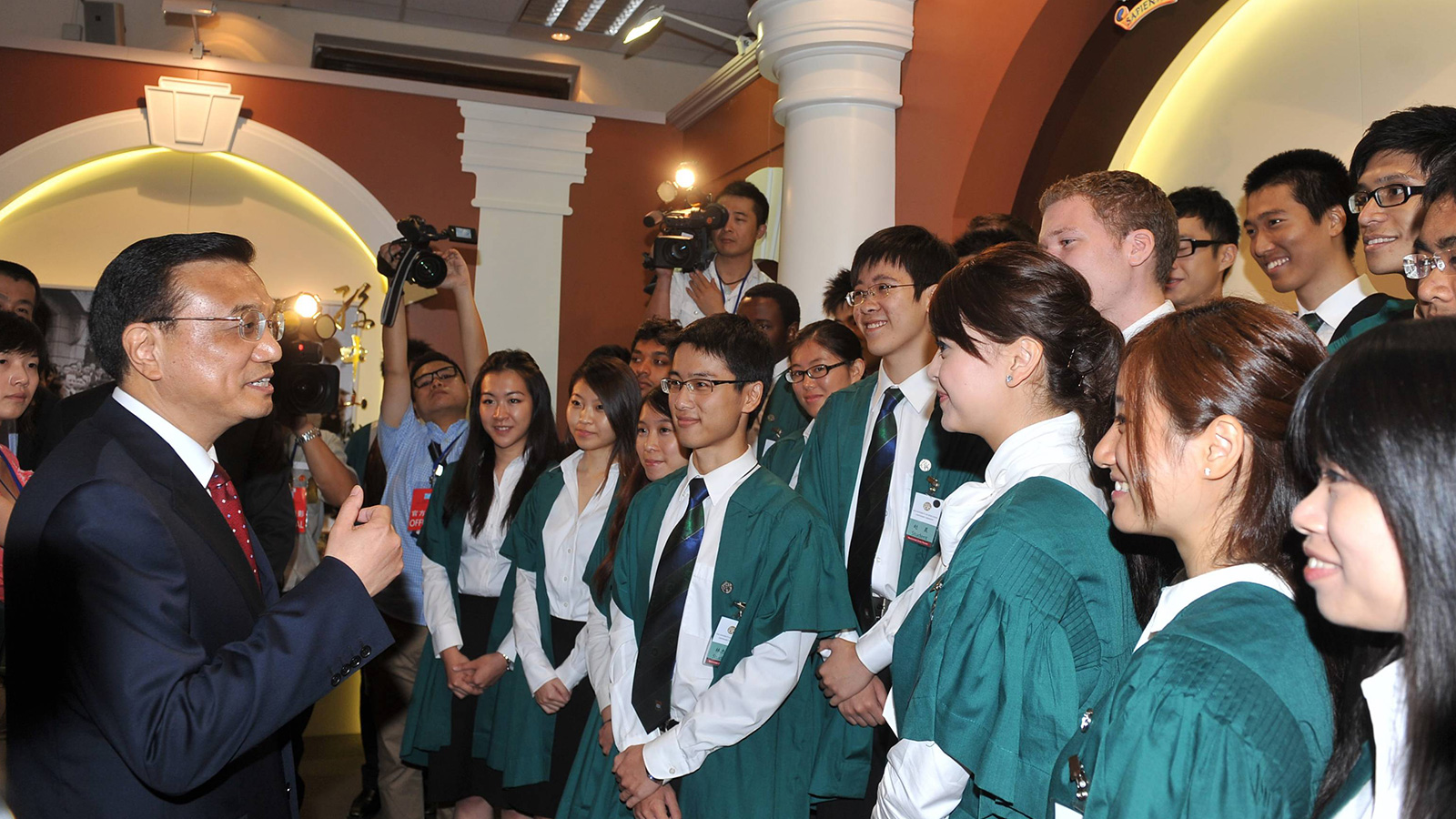 2011年8月18日，時任國務院副總理李克強出席香港大學百周年校慶典禮，李克強勉勵學生努力學習。（政府新聞處）