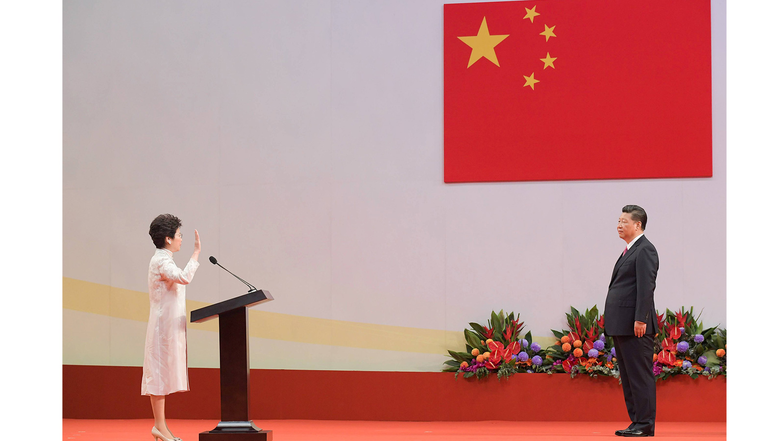 2017年7月1日，國家主席習近平（右）在香港會議展覽中心舉行的香港特別行政區第五屆政府就職典禮上，為行政長官林鄭月娥（左）監誓。（政府新聞處）