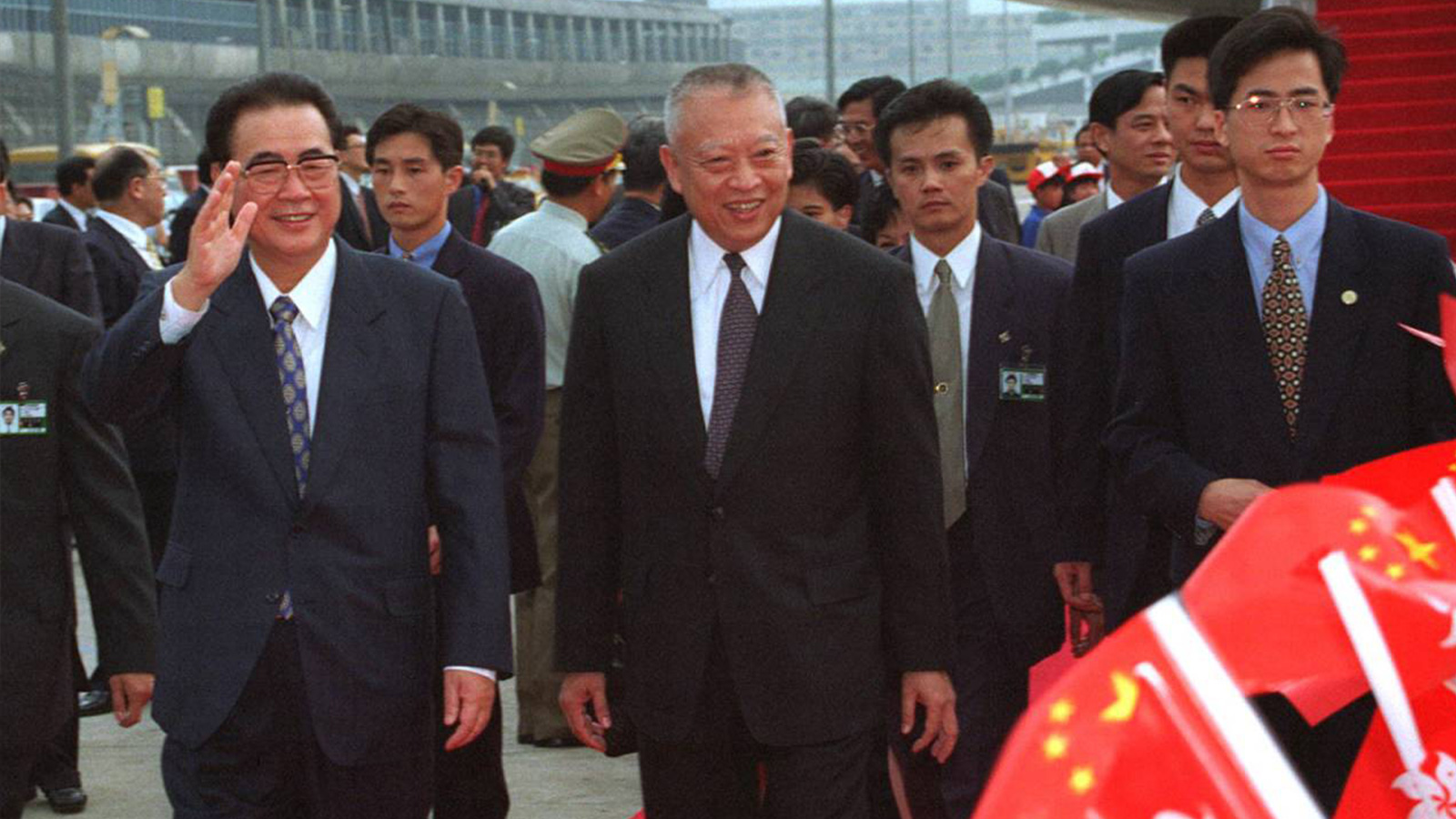 1997年9月20日，時任國務院總理李鵬乘機抵達香港，出席世界銀行和國際貨幣基金組織理事會年會。董建華等到機場迎接。（新華社）