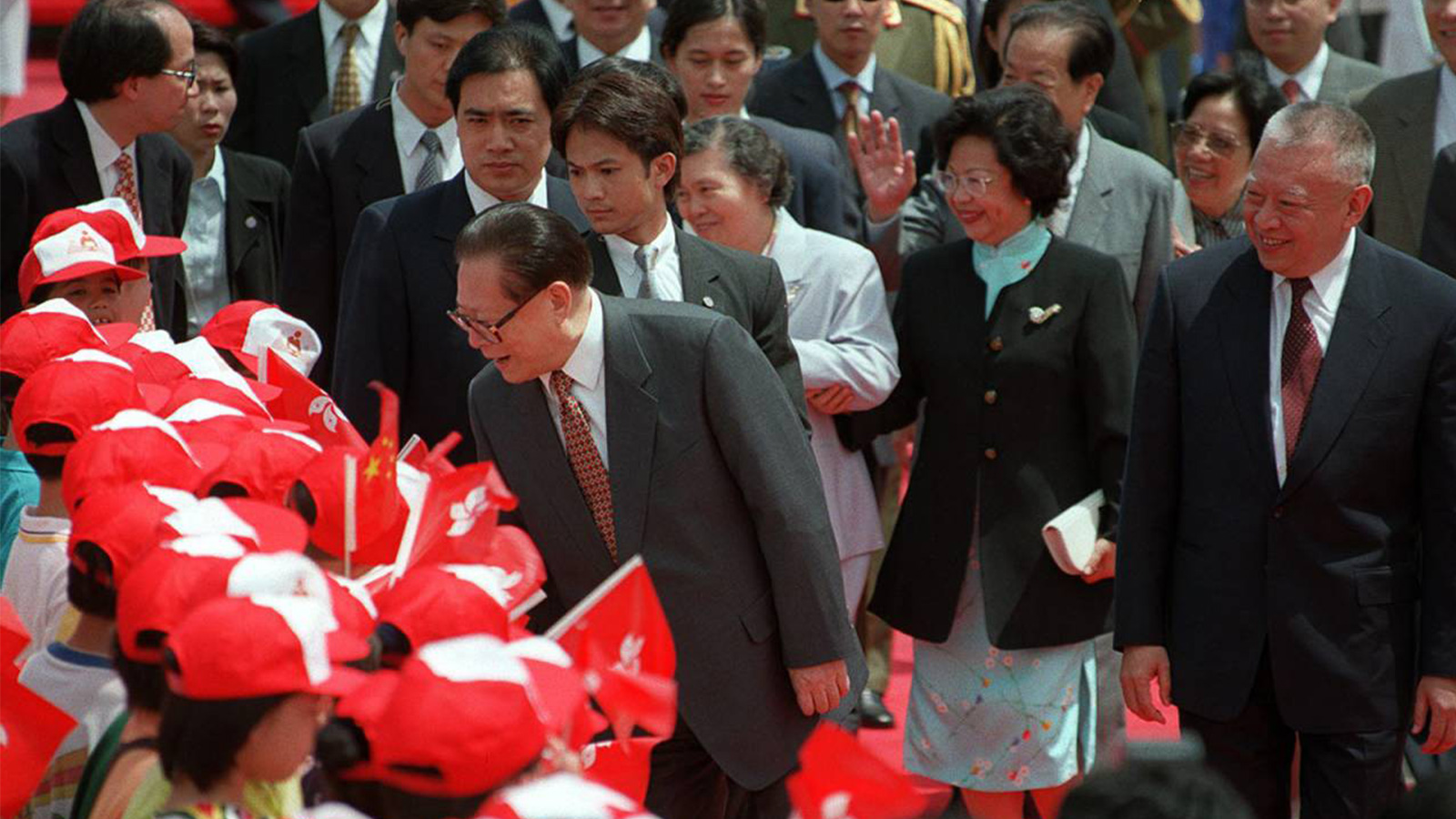 1998年6月30日，江澤民乘專機抵達香港，參加香港回歸周年慶祝活動，圖為江澤民受到香港青少年的熱烈歡迎。（新華社）