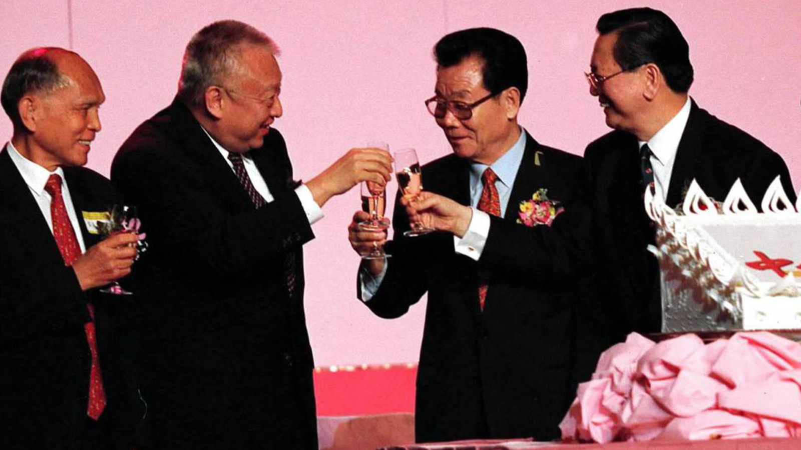 2000年11月6日，時任全國政協主席李瑞環出席香港中華總商會成立100周年慶祝酒會。