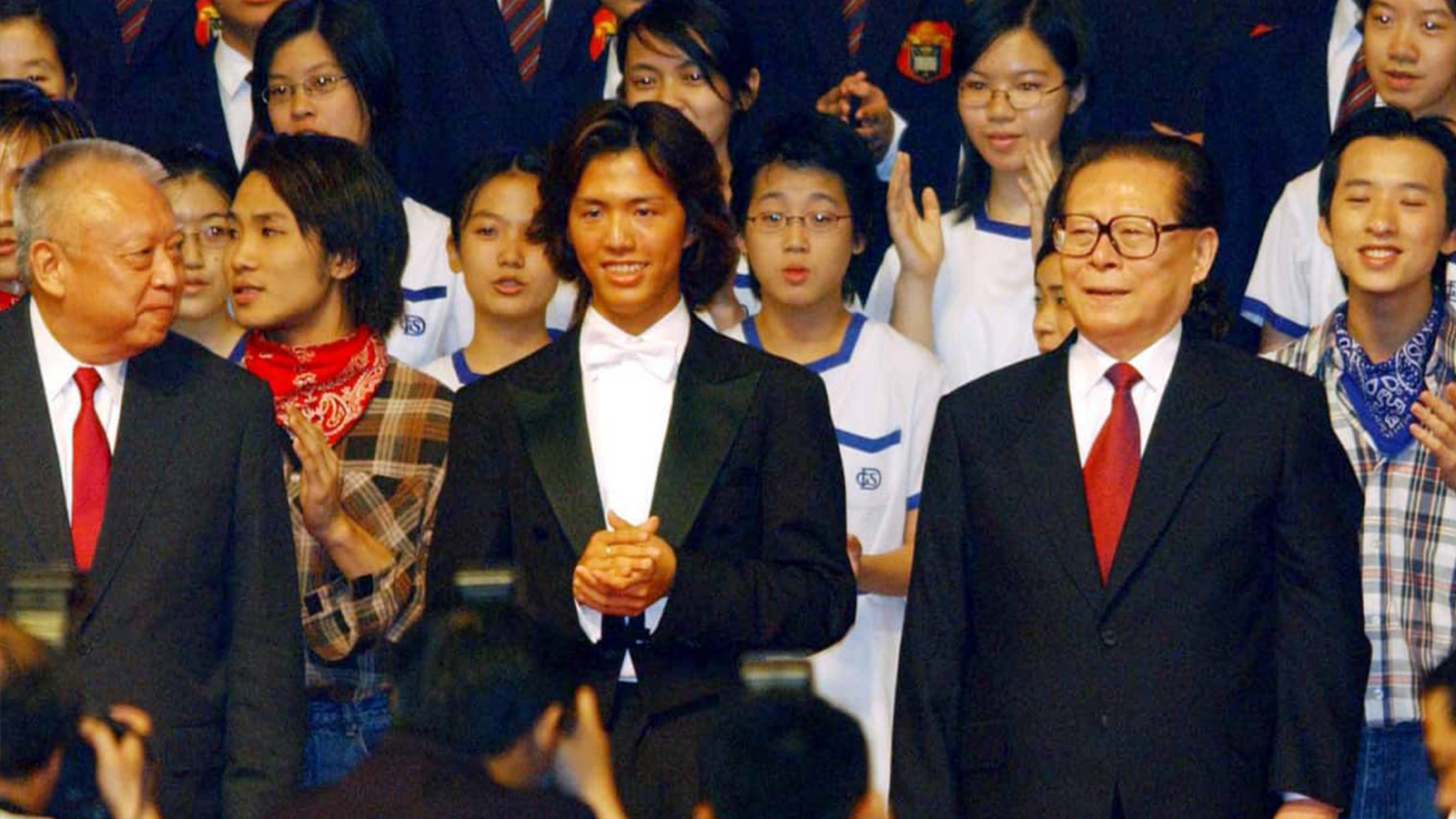 2002年7月1日上午，香港舉行「慶祝香港回歸祖國五周年大會暨特區第二屆政府就職典禮」，時任國家主席江澤民登台感謝全體演出人員。（中新社）